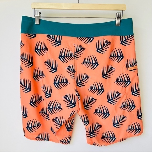 Patagonia Wavefarer boy shorts in coral palm leaves prints - Picture 2 of 8